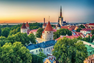 Tallinn, Estonya: gece eski şehir'deki hava Üstten Görünüm