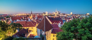 Tallinn, Estonya: gece eski şehir'deki hava Üstten Görünüm