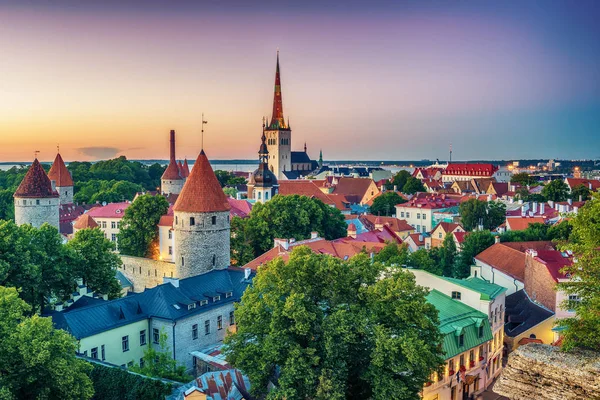 Tallinn, Észtország: légi felülnézet, a régi város, az éjszakai — Stock Fotó