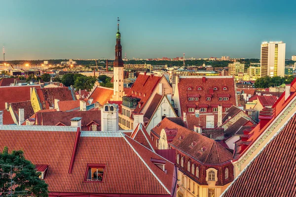 Tallinn, Estonia: aerial top view of the old town at night — Stock Photo, Image