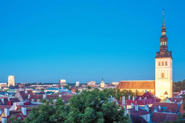 Tallinn, estland: obere Luftaufnahme der Altstadt bei Nacht — Stockfoto