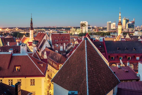 Tallinn, Estónia: vista aérea superior da cidade velha à noite — Fotografia de Stock