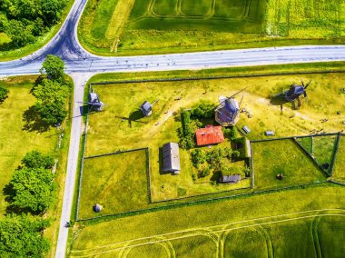 Saarema Adası, Estonya: yaz alanlar ve Angla yel değirmenleri Leisi bucak havadan görünümü