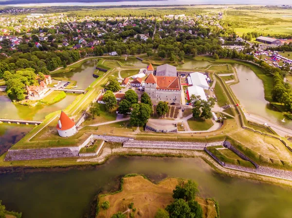 Isla Saarema, Estonia: vista aérea del Castillo Episcopal Kuressaare — Foto de Stock