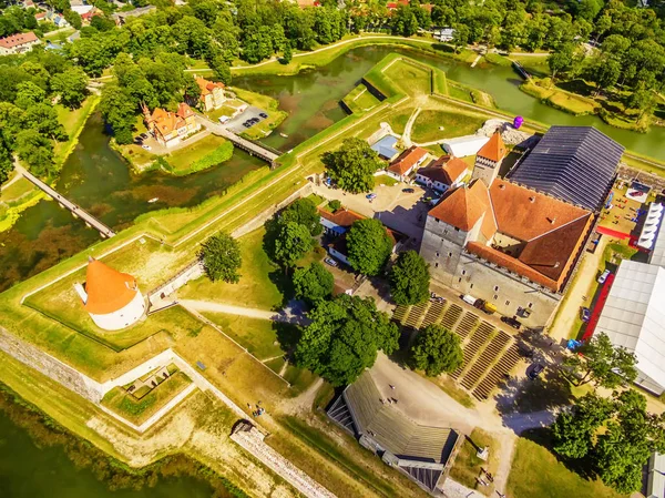 Isla Saarema, Estonia: vista aérea del Castillo Episcopal Kuressaare — Foto de Stock