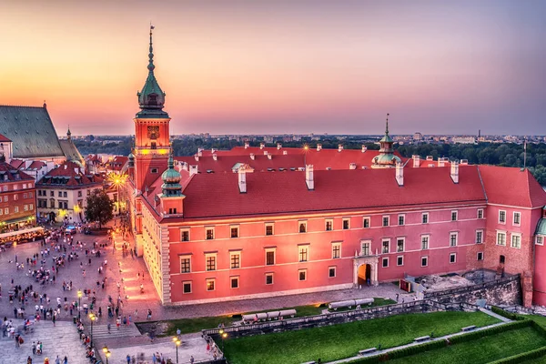 Varšava, Polsko: Zámecké náměstí a královského hradu, Zamek Krolewski w Warszawie — Stock fotografie
