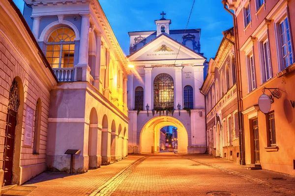 Vilna, Lituania: la Puerta del Amanecer, Ausros lituano, Medininku vartai, Ostra Brama polaco al amanecer — Foto de Stock