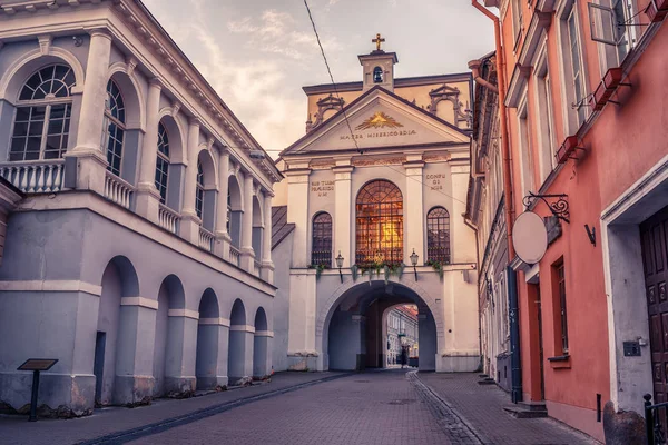 Vilnius, Lithuania: the Gate of Dawn, Lithuanian Ausros, Medininku vartai, Polish Ostra Brama  in the sunrise — Stock Photo, Image