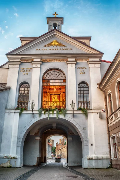 Vilnius, Litouwen: de poort van de dageraad, Litouws Tilto, Medininku vartai, Pools Ostra Brama in de zonsopgang — Stockfoto