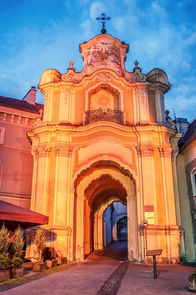 ヴィリニュス、リトアニア: 教会と聖三位一体の修道院のバシリウス ゲート — ストック写真