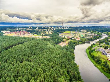 Vilnius, Litvanya: Hava Uav üstten görünüm Neris Nehri ve Bukciai parkta