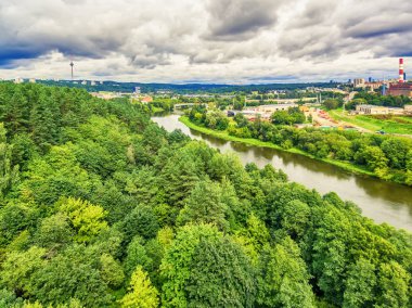 Vilnius, Litvanya: Hava Uav üstten görünüm Neris Nehri ve sanayi alanında Vilkpede