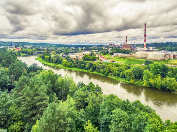 Vilnius, Lituania: vista aérea del río Neris y la zona industrial de Vilkpede — Foto de Stock