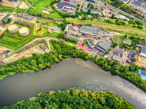 立陶宛维尔纽斯： 空中无人机顶视图的涅里斯河和工业领域中 Vilkpede — 图库照片