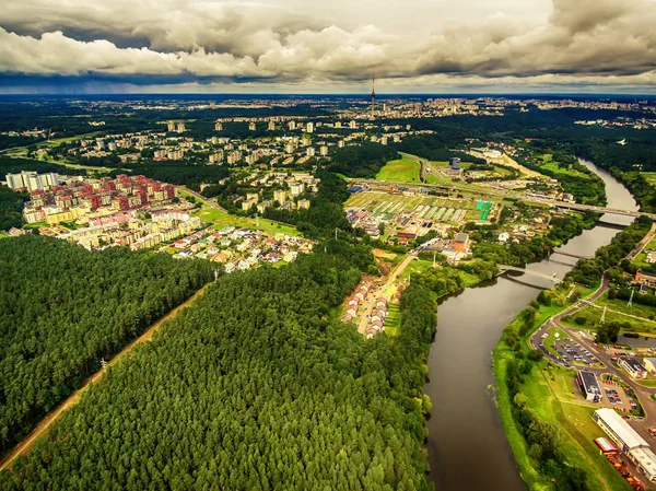 Vilnius, Litva: letecká Uav pohled shora řeky Neris a park v Bukciai — Stock fotografie