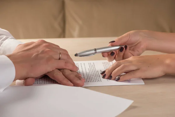 Mani di parti contrattuali, una donna e un uomo, che firmano un contratto — Foto Stock