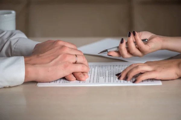 Händerna på avtalsparter, en kvinna och en man, underteckna ett kontrakt — Stockfoto