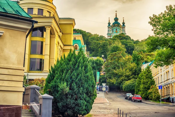 Kiev o Kiyv, Ucrania: Iglesia ortodoxa de San Andrés en el centro de la ciudad — Foto de Stock