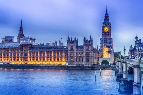 London, Britania Raya: Istana Westminster dengan Big Ben, Elizabeth Tower, dilihat dari seberang Sungai Thames — Stok Foto