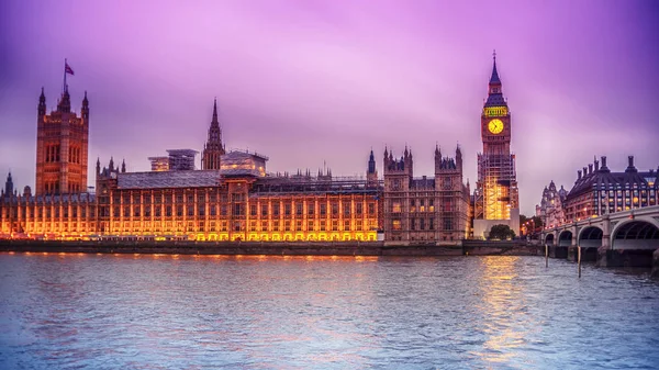 London, Wielka Brytania: Pałac Westminster z Big Bena, Wieża Elżbiety, patrzała River Thames — Zdjęcie stockowe