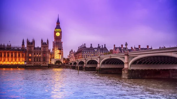 London, Britania Raya: Istana Westminster dengan Big Ben, Elizabeth Tower, dilihat dari seberang Sungai Thames — Stok Foto