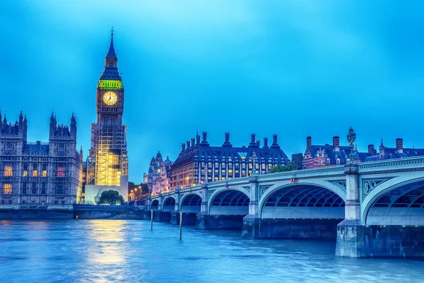 London, Britania Raya: Istana Westminster dengan Big Ben, Elizabeth Tower, dilihat dari seberang Sungai Thames — Stok Foto