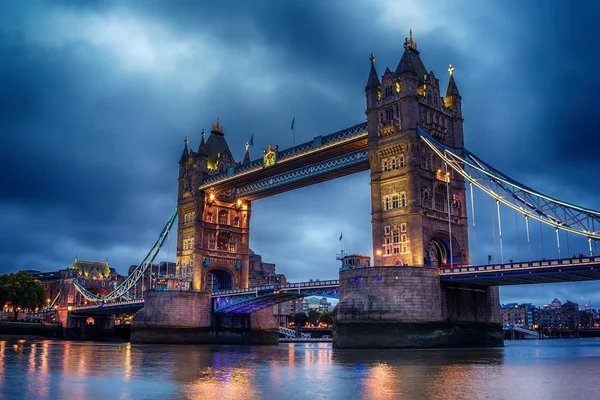 Velká Británie, Londýn: Tower Bridge na řece Temži — Stock fotografie