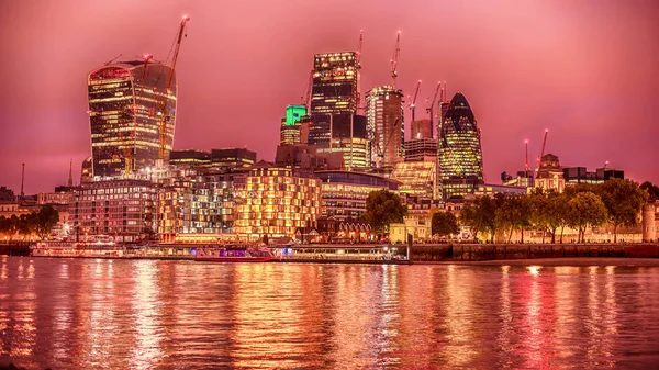London, Storbritannien: skyskrapor i Downtown River Thames — Stockfoto