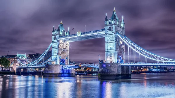 伦敦，英国： 在泰晤士河上的伦敦塔桥 — 图库照片
