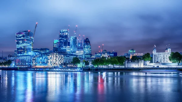 Londres, Reino Unido: el centro y la torre desde el río Támesis — Foto de Stock