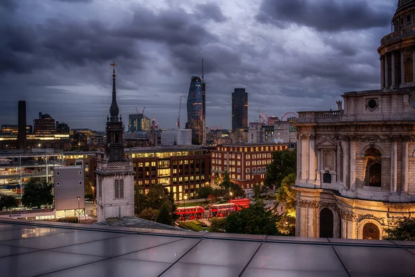 London, Wielka Brytania: St. Pauls Cathedral i widok miasta z lotu ptaka — Zdjęcie stockowe