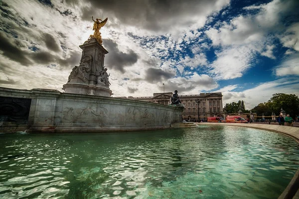 London, the United Kingdom: the Queen Victoria Memorial and Buckingham Palace — Stock Photo, Image