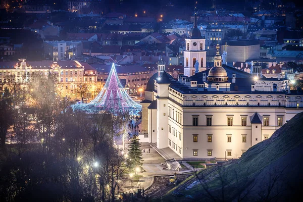 Vilnius, Lituania: Albero di Natale e decorazioni in Piazza Duomo — Foto Stock