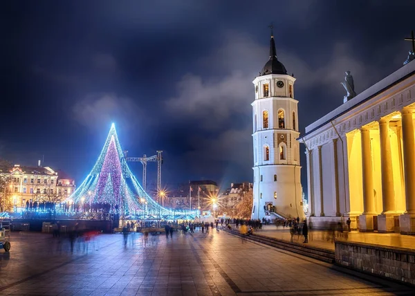 Vilna, Lituania: Árbol de Navidad y decoraciones en la Plaza de la Catedral —  Fotos de Stock