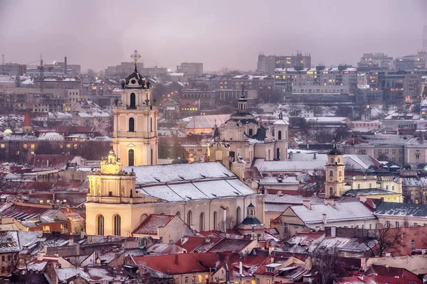 Вільнюс, Литва: пташиного польоту старим містом взимку — стокове фото