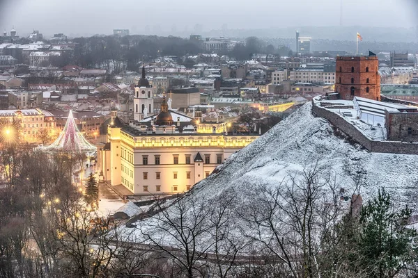 Vilna, Lituania: vista aérea del casco antiguo, árbol de Navidad y decoraciones en la Plaza de la Catedral — Foto de Stock