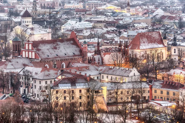 Vilnius, Litouwen: luchtfoto van de oude stad in de winter — Stockfoto