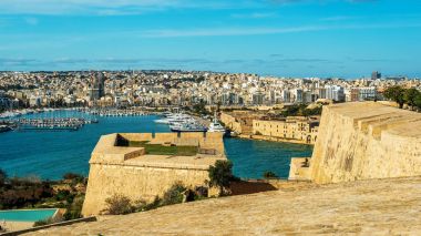 Valletta, Malta: şehir surları havadan görünümden. Marsamxett liman ve Sliema