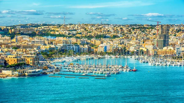 Valletta, Malta: letecký pohled od městských hradeb. Přístavu Marsamxett a Sliemou — Stock fotografie
