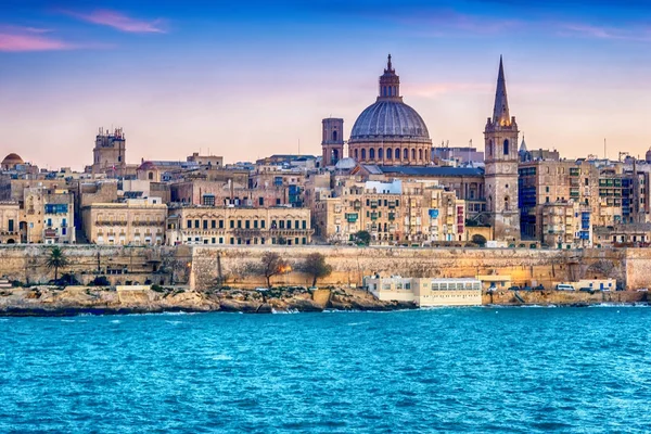 La Valeta, Malta: Skyline desde el puerto de Marsans al atardecer — Foto de Stock