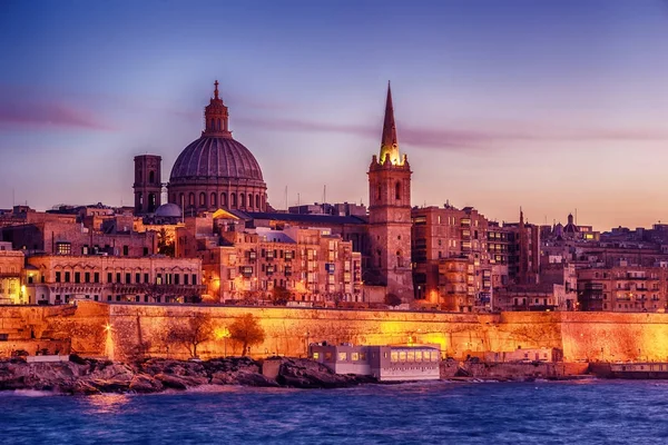 La Valeta, Malta: Skyline desde el puerto de Marsans al atardecer — Foto de Stock