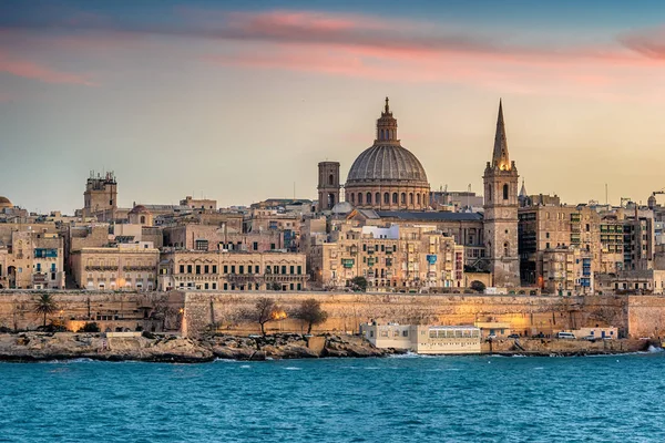 Valletta, Malta: Skyline z přístavu Marsans při západu slunce — Stock fotografie