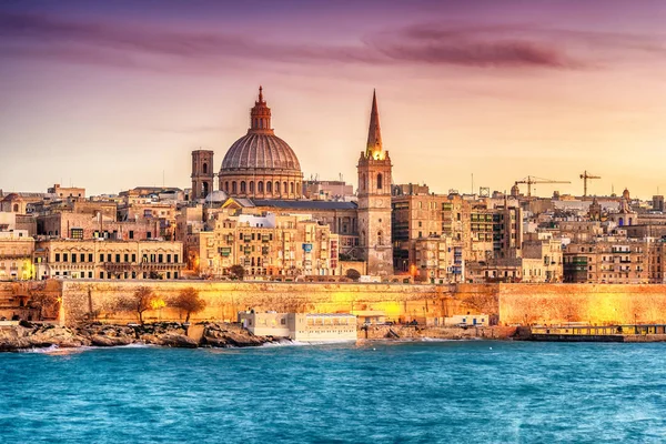Валлетта, Мальта: Skyline from Marsans Harbour at sunset Лицензионные Стоковые Изображения