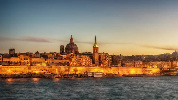 Valletta, Malta: Skyline do porto de Marsans ao pôr-do-sol — Fotografia de Stock