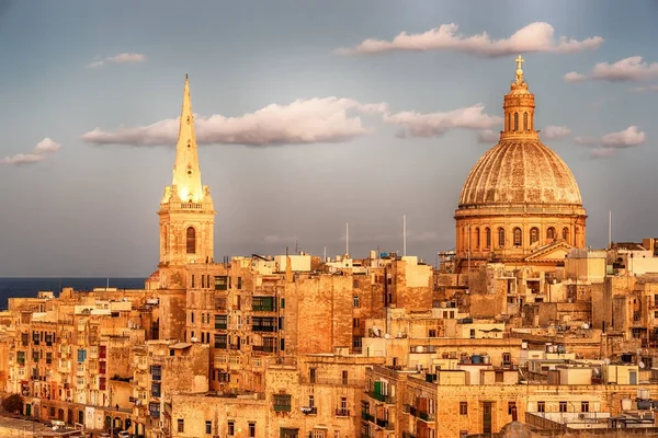 Valletta, Malta: letecký pohled od městských hradeb. Katedrála — Stock fotografie