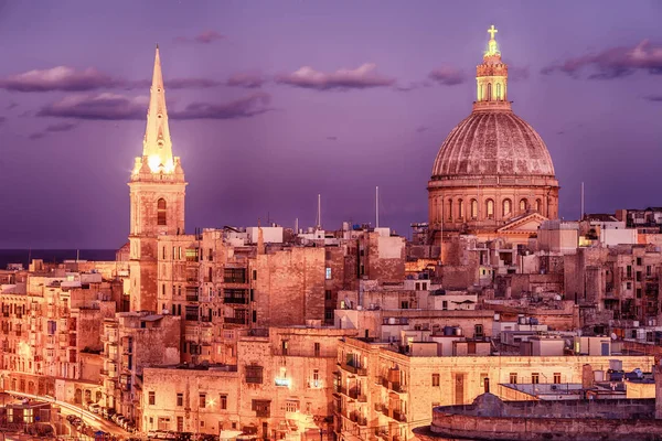 La Valeta, Malta: vista aérea desde las murallas de la ciudad por la noche — Foto de Stock