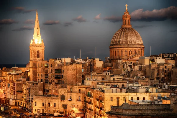 Valletta, Malta: letecký pohled od městských hradeb. Katedrála — Stock fotografie