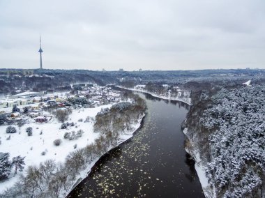 Vilnius, Litvanya: Hava üstten görünüm Neris Nehri, Vingis park ve kışın Tv Kulesi