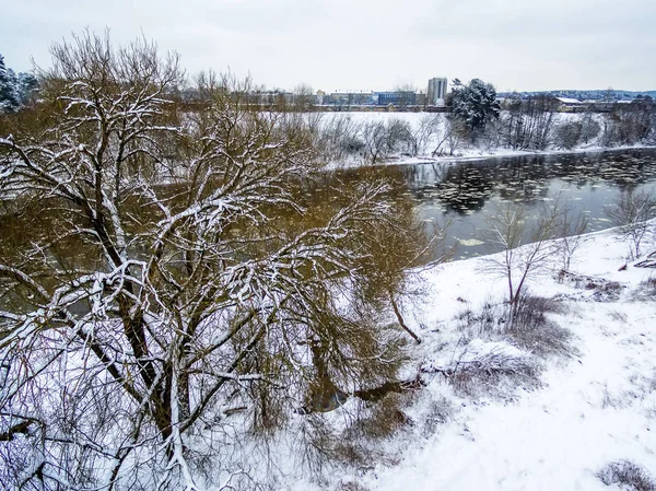 Vilnius, Litva: letecký pohled shora ledová tříšť do řeky Neris — Stock fotografie