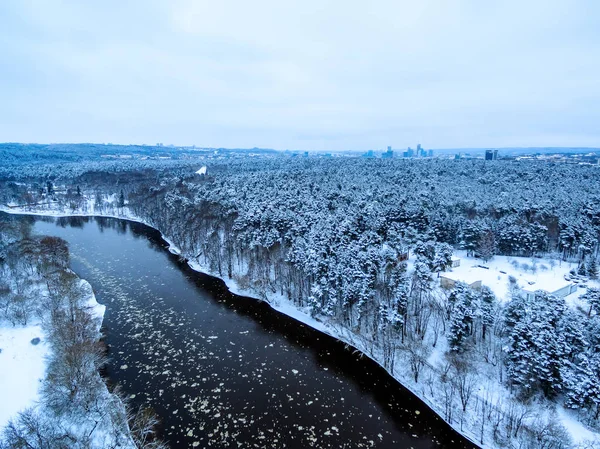Vilnius, Lituania: vista aérea del río Neris y el parque Vingis en invierno — Foto de Stock